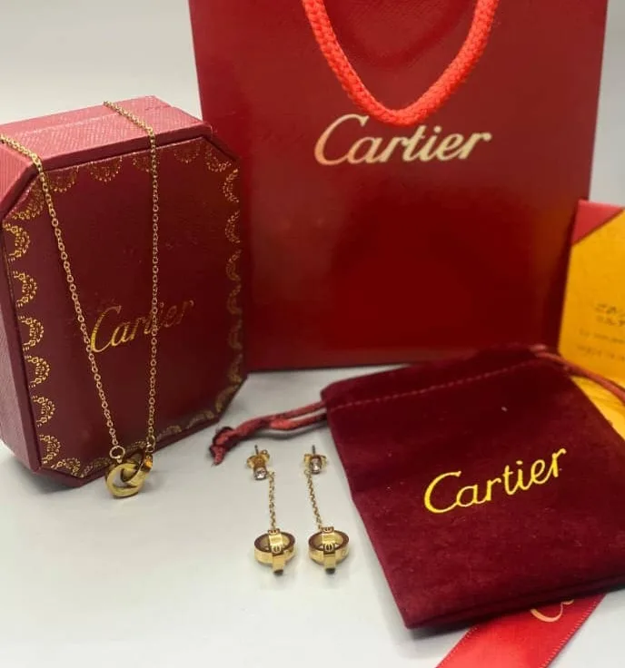 **طقم استيل لامع مكون من سلسال وحلق** - Cartier